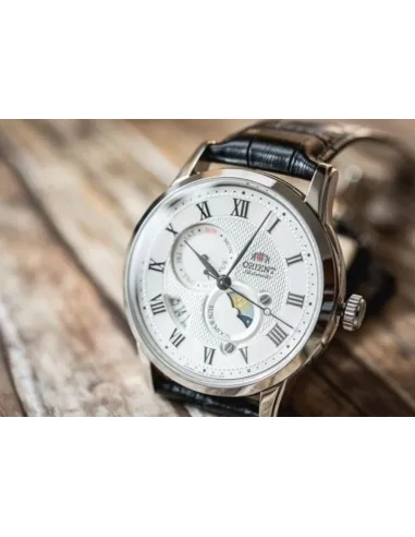reloj automático hombre Orient Sun & Moon RA-AK0008S dial blanco 42.5mm Cristal Zafiro correa cuero