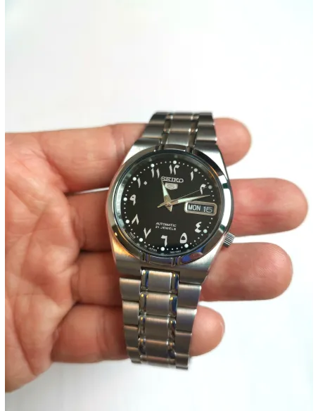 Reloj automático Mujer Seiko 5 Arabic Series SNK063J5 34mm Special Gulf Edition dial negro correa de acero