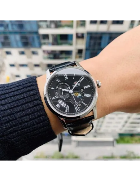 reloj automático hombre Orient Sun & Moon RA-AK0010B dial negro 42.5mm Cristal Zafiro correa cuero 50m
