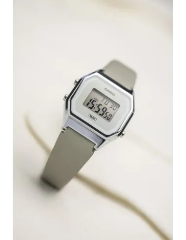 Reloj mujer Vintage Iconic Casio LA680WEL-8E alarma cronómetro luz LED correa de cuero