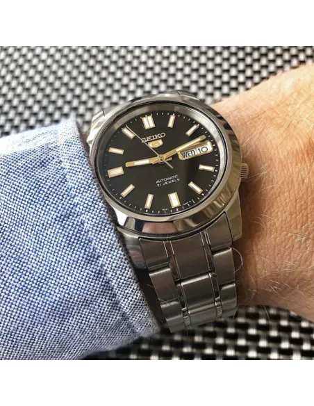 reloj automático hombre Seiko 5 SNKK17J1 38mm Hecho en Japón dial negro  correa de acero calibre 7S26