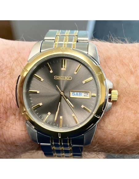 reloj clásico hombre Seiko Essentials SUR356 39.6mm 100m WR correa de acero dos tonos