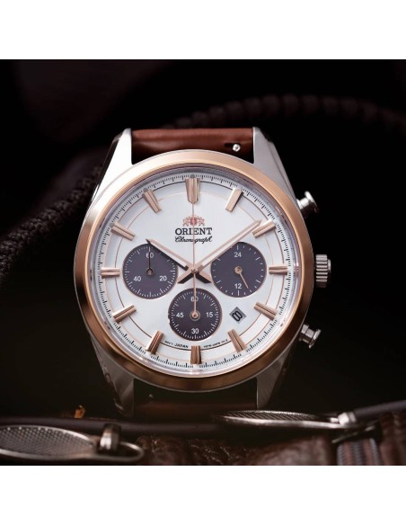 reloj cronógrafo solar hombre Orient Panda RA-TX0306S 40mm  50m WR cristal de zafiro correa de cuero