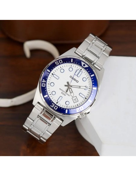 Casio MTD-135D-7A – Reloj deportivo de acero con esfera blanca resistente al agua 100m