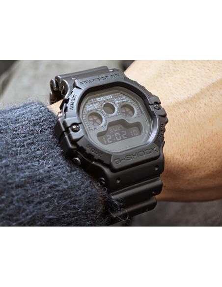 Casio G-Shock  DW-5900UBB-1JF JDM 200M WR 51.4 × 46.8 × 15.5 mm
