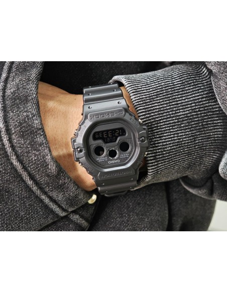 Casio G-Shock  DW-5900UBB-1JF JDM 200M WR 51.4 × 46.8 × 15.5 mm