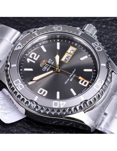 Orient Kamasu RA-AA0819N 41.8mm 200m sapphire crystal automatic divers men’s watch stainless steel bracelet