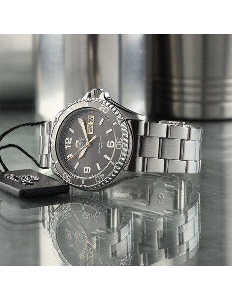 Orient Kamasu RA-AA0819N 41.8mm 200m sapphire crystal automatic divers men’s watch stainless steel bracelet