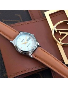 Reloj analógico para mujer Casio LTP-V006L-7B2 con correa de cuero, pantalla de fecha y día 2