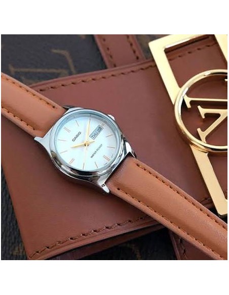 Reloj analógico para mujer Casio LTP-V006L-7B2 con correa de cuero, pantalla de fecha y día