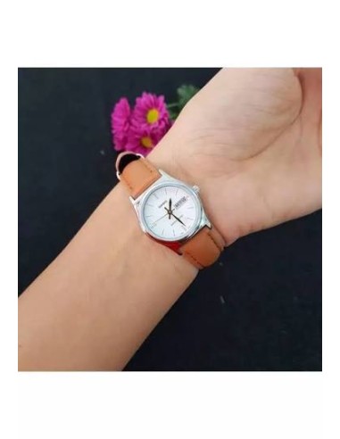 Reloj analógico para mujer Casio LTP-V006L-7B2 con correa de cuero, pantalla de fecha y día