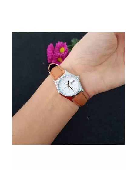 Reloj analógico para mujer Casio LTP-V006L-7B2 con correa de cuero, pantalla de fecha y día