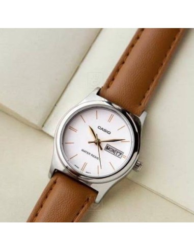 Reloj analógico para mujer Casio LTP-V006L-7B2 con correa de cuero, pantalla de fecha y día