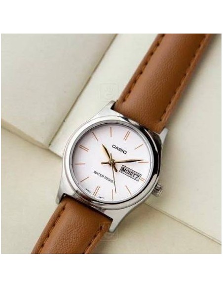 Reloj analógico para mujer Casio LTP-V006L-7B2 con correa de cuero, pantalla de fecha y día