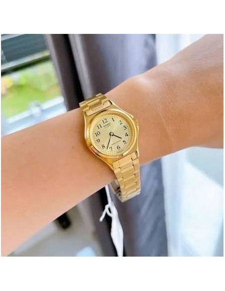 Reloj analógico para mujer Casio LTP-1130N-9B con acabado totalmente dorado correa de acero inoxidable