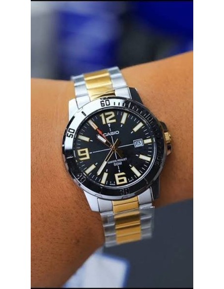 reloj clásico hombre cuarzo Casio Classic MTP-VD01SG-1BV Two-Tone 49 × 45 × 10.3 mm 50m WR correa de acero