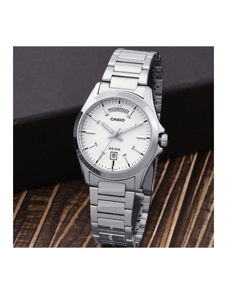 Reloj Casio Para Hombre MTP-1370D-7A3 Analógico Correa Acero Plateado Esfera blanca