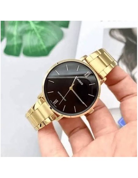 reloj analógico para hombre Casio MTP-VT01G-1B con diseño minimalista en dorado y esfera negra