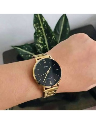 reloj analógico para hombre Casio MTP-VT01G-1B con diseño minimalista en dorado y esfera negra