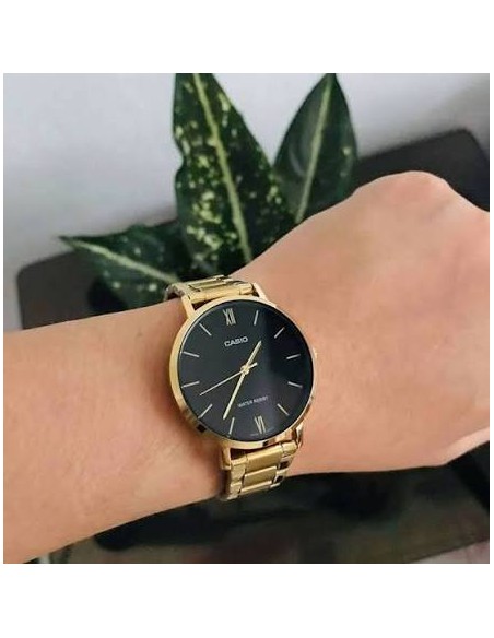 reloj analógico para hombre Casio MTP-VT01G-1B con diseño minimalista en dorado y esfera negra