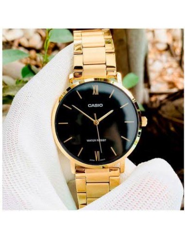 reloj analógico para hombre Casio MTP-VT01G-1B con diseño minimalista en dorado y esfera negra