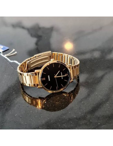 reloj analógico para hombre Casio MTP-VT01G-1B con diseño minimalista en dorado y esfera negra